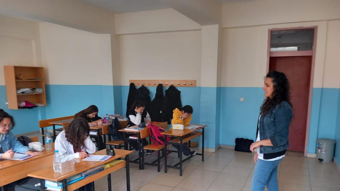 Kariyer buluşmaları programı çerçevesinde okulumuz Türkçe öğretmeni Yasemin Yaylacı Akdı tarafından öğretmenlik mesleği hakkında bilgi verildi.